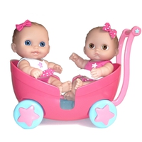 Gemelos en carro de paseo