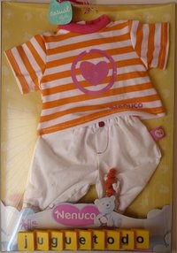 Conjunto camiseta naranja a rayas y pantalón blanco