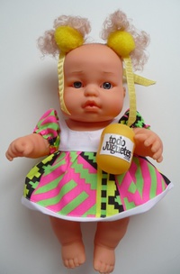 Niña pompones amarillos