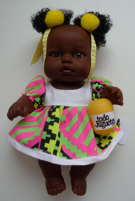Niña negrita pompones amarillos