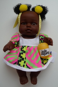 Niña negrita pompones amarillos