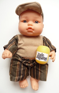 Niño conjunto rayas