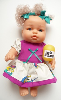 Niña vestido morado