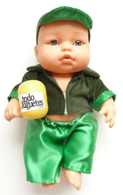 Niño conjunto verde