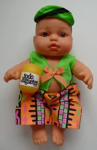 Niño chaleco verde y pantalón multicolor
