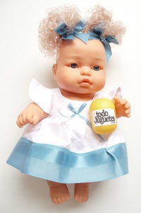 Niña vestido blanco y azul
