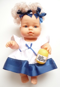 Niña vestido blanco y azul oscuro