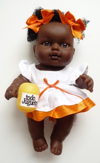 Niña negrita vestido blanco y naranja