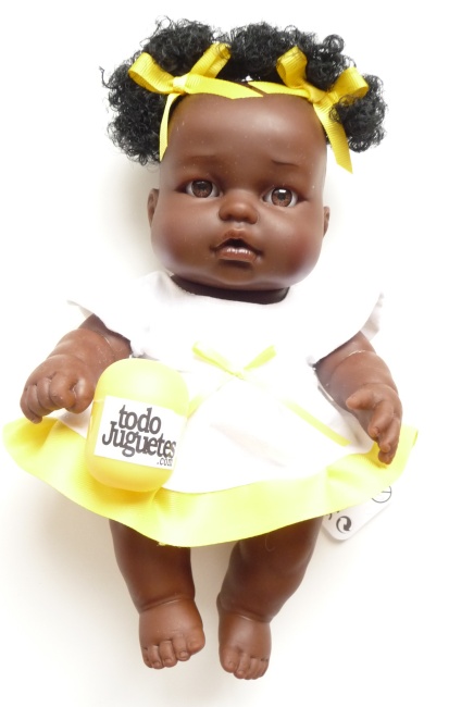 Niña negrita vestido blanco y amarillo