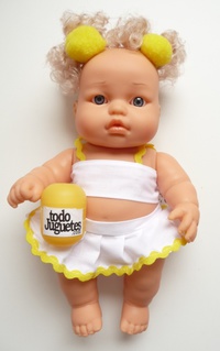 Niña pompón amarillo