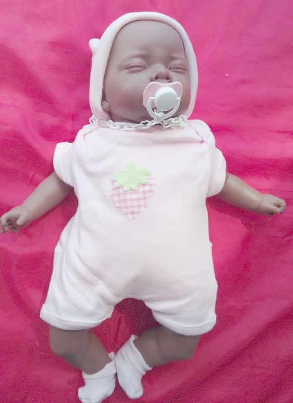 Bebito negrito dormido ( Nines dOnil 700I ) imagen a