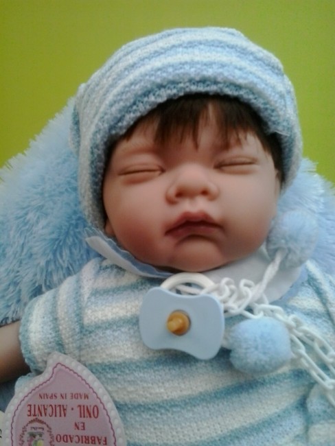 Mi Bebito NIÑO moreno con cojin azul ( Nines dOnil 700F ) imagen b