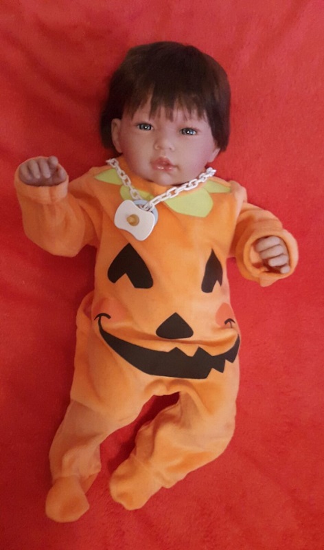 Bebito moreno ARTICULADO pijama naranja