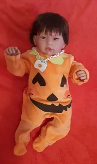 Bebito moreno ARTICULADO pijama naranja
