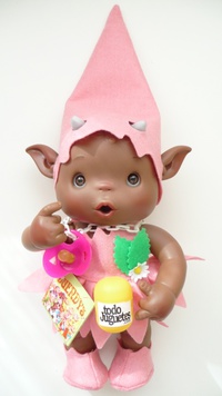 Duendy Gofry niña negrita pétalos rosa
